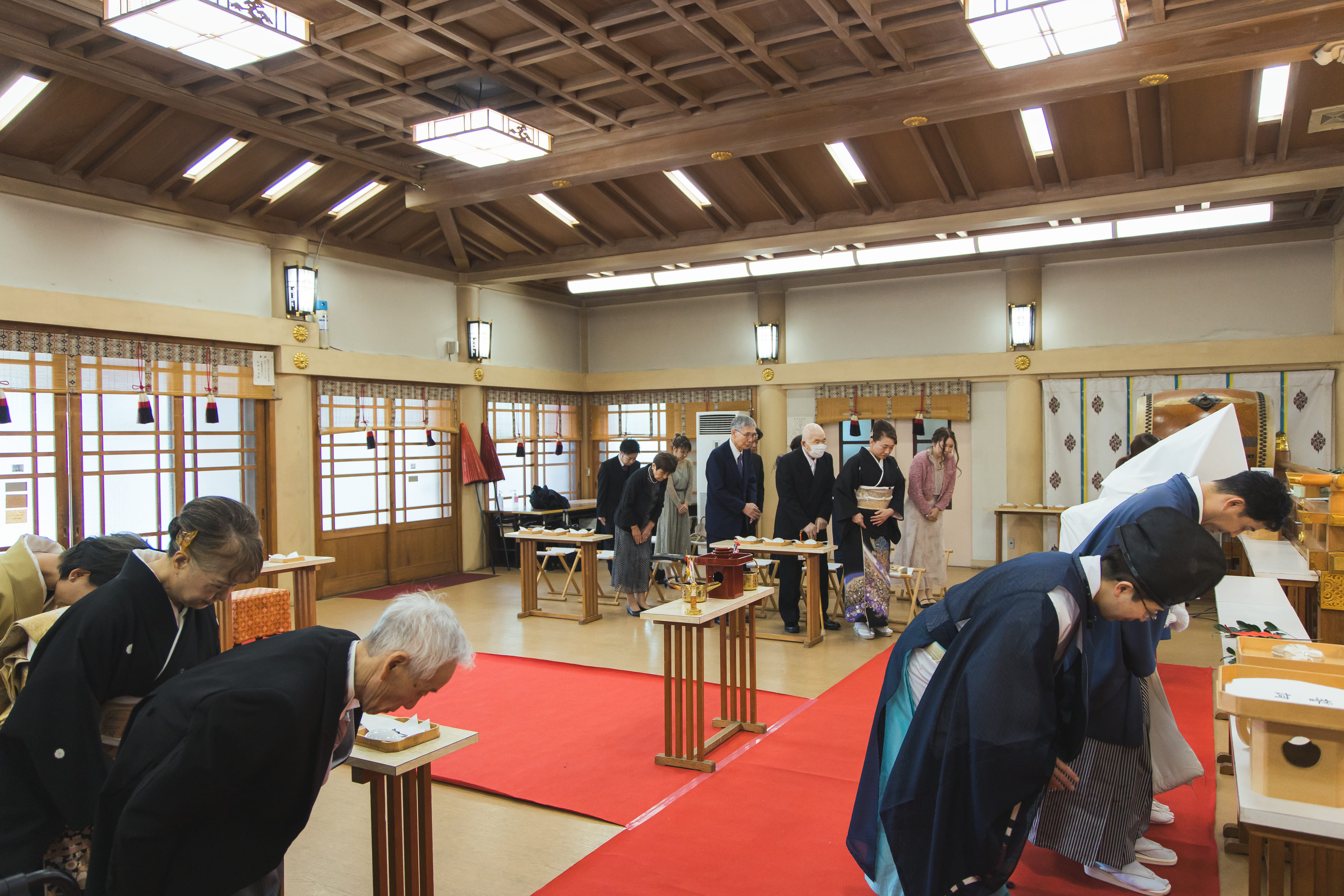 静かな空間に包まれる、伝統的な神前結婚式